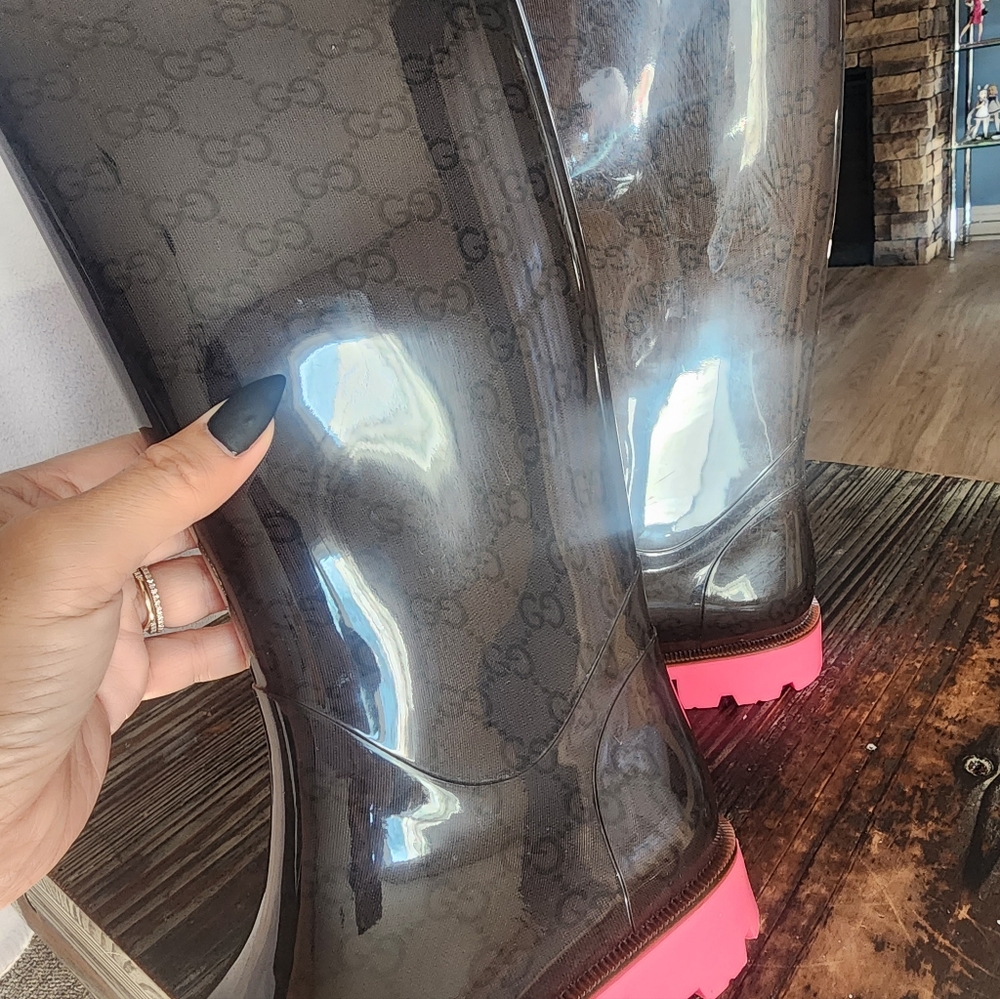 Authentic Gucci Women's Glossy Brown Boots with Pink Soles - Picture 5 of 13